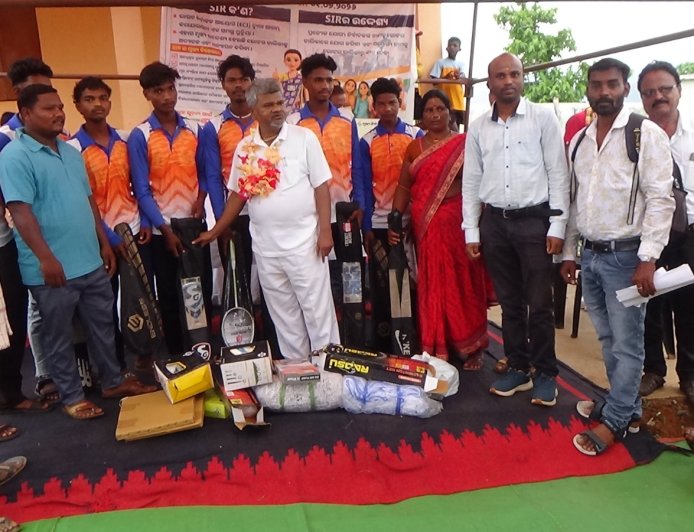 ଆନ୍ଧ୍ର-ଓଡ଼ିଶା ସୀମାନ୍ତ ଗାନ୍ଧୀଗୁଡ଼ାରେ ସ୍ୱତନ୍ତ୍ର ନିର୍ବାଚନ ଶିବିର: ଶତପ୍ରତିଶତ ଭୋଟର ଫର୍ମ ଡିଜିଟାଇଜେସନ ସହ ବଣ୍ଟାଗଲା କ୍ରୀଡ଼ା ସାମଗ୍ରୀ