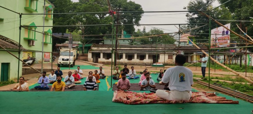ରାଇକିଆ ବ୍ଲକ କ୍ୟାମ୍ପସରେ  ଅନ୍ତର୍ଜାତୀୟ ଯୋଗ ଦିବସ ପାଳିତ: ସାମିଲ ହେଲେ ବିଡ଼ିଓ, ଚେୟାରମ୍ୟାନ ଓ ବ୍ଲକ କର୍ମଚାରି