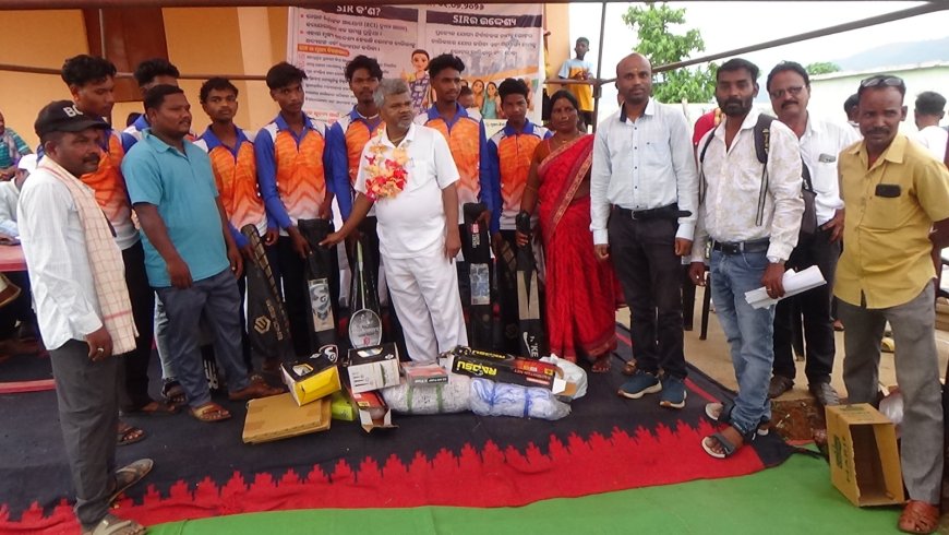 ଆନ୍ଧ୍ର-ଓଡ଼ିଶା ସୀମାନ୍ତ ଗାନ୍ଧୀଗୁଡ଼ାରେ ସ୍ୱତନ୍ତ୍ର ନିର୍ବାଚନ ଶିବିର: ଶତପ୍ରତିଶତ ଭୋଟର ଫର୍ମ ଡିଜିଟାଇଜେସନ ସହ ବଣ୍ଟାଗଲା କ୍ରୀଡ଼ା ସାମଗ୍ରୀ