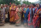 ସୋନପୁର ଗ୍ରାମରେ ଦୁଇଟି SHG ମହିଳା ସଂଘ ବେଆଇନ ବିଦେଶୀ ମହୁଲି ମଦ ବିକ୍ରି ବନ୍ଦ୍ ପାଇଁ ଅଣ୍ଟା ଭିଡ଼ିଲେ। ମହୁଲି ମଦ ଭାଟି ଭଙ୍ଗା ନହେଲେ ଦାରିଙ୍ଗବାଡ଼ି ଥାନା ଘେରାଉ କରିବୁ ବୋଲି ଚେତାବନୀ  ଗ୍ରାମବାସି