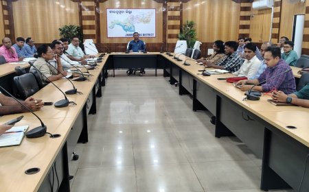 ସଡ଼କ ଦୁର୍ଘଟଣା ହ୍ରାସ ପାଇଁ ସମନ୍ୱିତ ପଦକ୍ଷେପ ଉପରେ ଗୁରୁତ୍ୱ:ଜିଲ୍ଲା ସଡ଼କ ସୁରକ୍ଷା କମିଟିର ସମୀକ୍ଷା ବୈଠକ,ସଡ଼କ ସୁରକ୍ଷା ବ୍ୟବସ୍ଥାକୁ ଆହୁରି ସୁଦୃଢ଼ କରିବାକୁ ନିର୍ଦ୍ଦେଶ