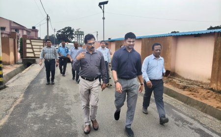 ଝାରସୁଗୁଡ଼ା ଏନ୍.ଟି.ଟି.ପି.ପି. ପ୍ରକଳ୍ପାଞ୍ଚଳରେ ଏନ୍.ଏଲ୍.ସି. ଇଣ୍ଡିଆ ଲିମିଟେଡ୍ ପକ୍ଷରୁ ସ୍ଥାୟୀ ଜୀବିକା ବିକାଶ କାର୍ଯ୍ୟକ୍ରମ; ତାଲିମପ୍ରାପ୍ତ ଯୁବତୀଙ୍କୁ ସିଲେଇ ମେସିନ୍ ବଣ୍ଟନ କଲେ ଜିଲ୍ଲାପାଳ