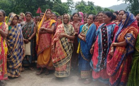ସୋନପୁର ଗ୍ରାମରେ ଦୁଇଟି SHG ମହିଳା ସଂଘ ବେଆଇନ ବିଦେଶୀ ମହୁଲି ମଦ ବିକ୍ରି ବନ୍ଦ୍ ପାଇଁ ଅଣ୍ଟା ଭିଡ଼ିଲେ। ମହୁଲି ମଦ ଭାଟି ଭଙ୍ଗା ନହେଲେ ଦାରିଙ୍ଗବାଡ଼ି ଥାନା ଘେରାଉ କରିବୁ ବୋଲି ଚେତାବନୀ  ଗ୍ରାମବାସି