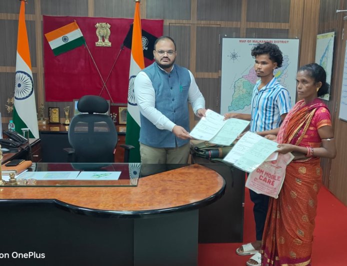 ସ୍ୱର୍ଗତ ଲାକେ ପଡ଼ିଆମୀଙ୍କ ପରିବାରକୁ ମିଳିଲା ବ୍ୟକ୍ତିଗତ ଜଙ୍ଗଲ ଅଧିକାର ଓ ଜମି ପଟ୍ଟା