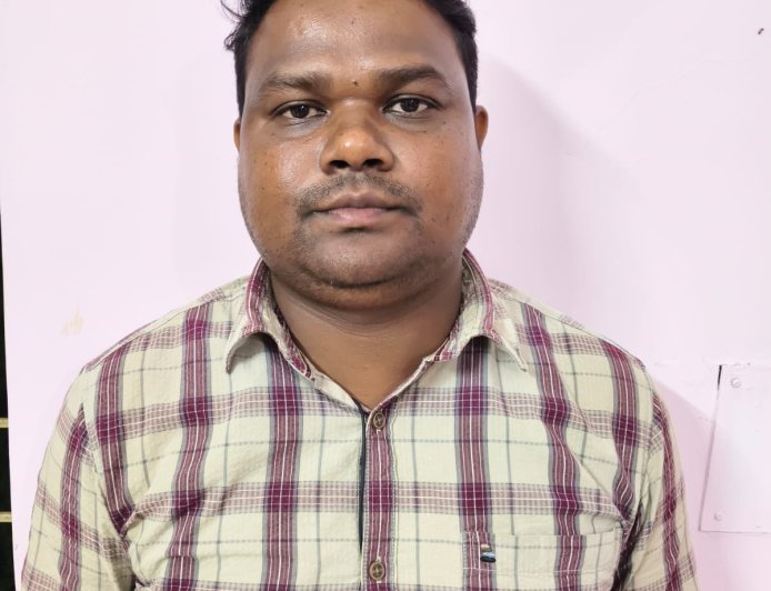 BADASAHI BLOCK JE OF MAYURBHANJ DISTRICT NABBED BY ODISHA VIGILANCE WHILE TAKING BRIBE RS 32,000/- FOR CLEARING FINAL BILL UNDER MGNREG SCHEME