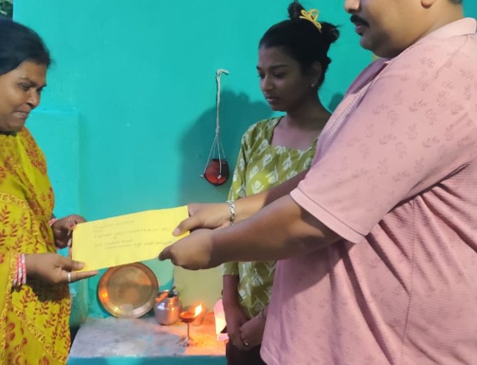 ମୃତ କର୍ମଚାରୀଙ୍କ ପରିବାରକୁ ଆର୍ଥିକ ସହଯୋଗର ହାତ ବଢ଼ାଇଲେ ପୁରାତନ ଛାତ୍ର
