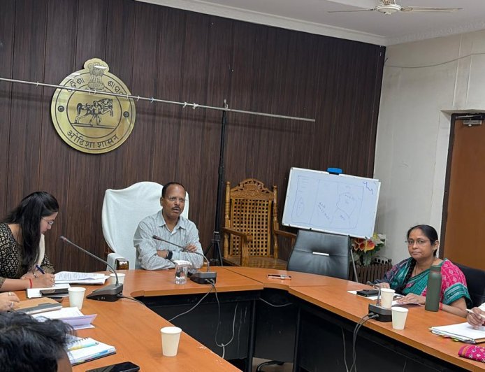 ନୂଆପଡ଼ାରେ ଶିଶୁ ସୁରକ୍ଷା ୟୁନିଟ୍‌ର ସମୀକ୍ଷା ବୈଠକ:ନୀରଜ ସତନାମୀଙ୍କୁ ଜିଲ୍ଲାର ପ୍ରଥମ ‘ଶିଶୁ ମିତ୍ର’ସମ୍ମାନ ପ୍ରଦାନ