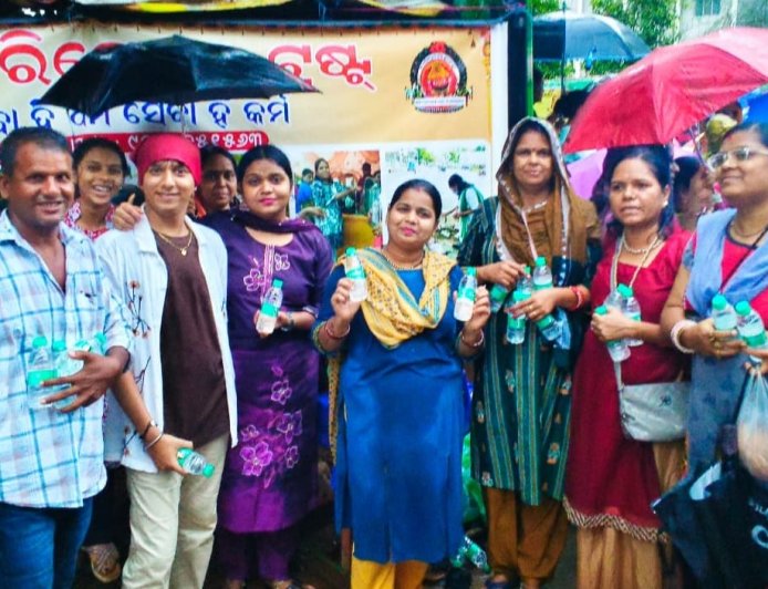 ଭୁବନେଶ୍ୱର : ମା ଚାରିଟେବୁଲ୍ ଟ୍ରଷ୍ଟ ପକ୍ଷରୁ ଭକ୍ତଙ୍କୁ ପାନୀୟଜଳ ବଣ୍ଟନ