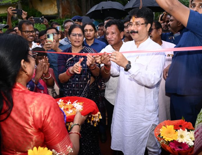 ମା' ଆଦିଶକ୍ତି ଉଦ୍ୟୋଗ ପରିସରର ଶୁଭ ଉଦ୍‌ଘାଟନ:ଗ୍ରାମାଞ୍ଚଳର ମହିଳାଙ୍କ ଆର୍ଥିକ ସଶକ୍ତିକରଣ ଦିଗରେ ଏକ ଗୁରୁତ୍ୱପୂର୍ଣ୍ଣ ପଦକ୍ଷେପ:-୩୫ ଲକ୍ଷ ଟଙ୍କା ବ୍ୟୟରେ ପ୍ରତିଷ୍ଠିତ ଉଦ୍ୟୋଗ ପରିସର ମାଧ୍ୟମରେ ୫୦୦ରୁ ଅଧିକ ମହିଳା ଉପକୃତ ହେବେ