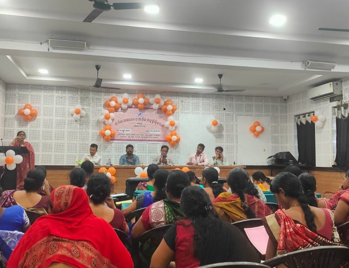 ଝାରସୁଗୁଡ଼ାରେ ଜିଲ୍ଲା ସଞ୍ଚୟ ଓ ଆର୍ଥିକ ସେବା ବିଭାଗ ପକ୍ଷରୁ 'ଆର୍ଥିକ ସାକ୍ଷରତା କାର୍ଯ୍ୟକ୍ରମ'ଚିଟଫଣ୍ଡ ଠକାମି, ସାଇବର ଅପରାଧ ଓ ସରକାରୀ ସଞ୍ଚୟ ଯୋଜନା ସମ୍ପର୍କରେ ସଚେତନତା ସୃଷ୍ଟି