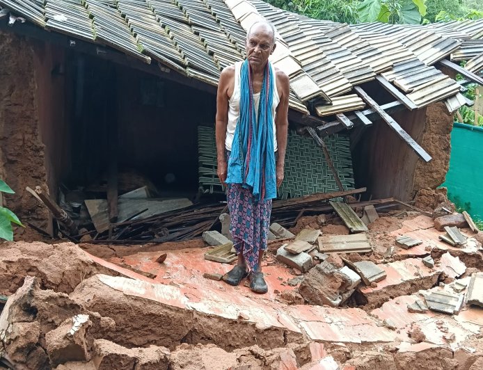 ଲଗାଣ ବର୍ଷାରେ ଭୁଶୁଡ଼ି ପଡ଼ିଲା ଘରର କାନ୍ଥ, ଅଳ୍ପକେ ବର୍ତ୍ତିଲେ ବୃଦ୍ଧ
