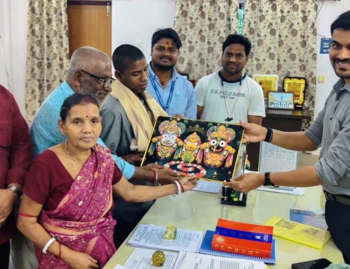 ସ୍ନେହ ସେତୁ’ର ୩୮ତମ ସଫଳ ପରିବାର ମିଳନ: ପଶ୍ଚିମବଙ୍ଗର ବିକ୍ରମ ରାୟ ଫେରିଲେ ନିଜ ଘରକୁ, ଦୁଇ ବର୍ଷ ପରେ ପରିବାର ସହ ହେଲା ପୁନଃମିଳନ