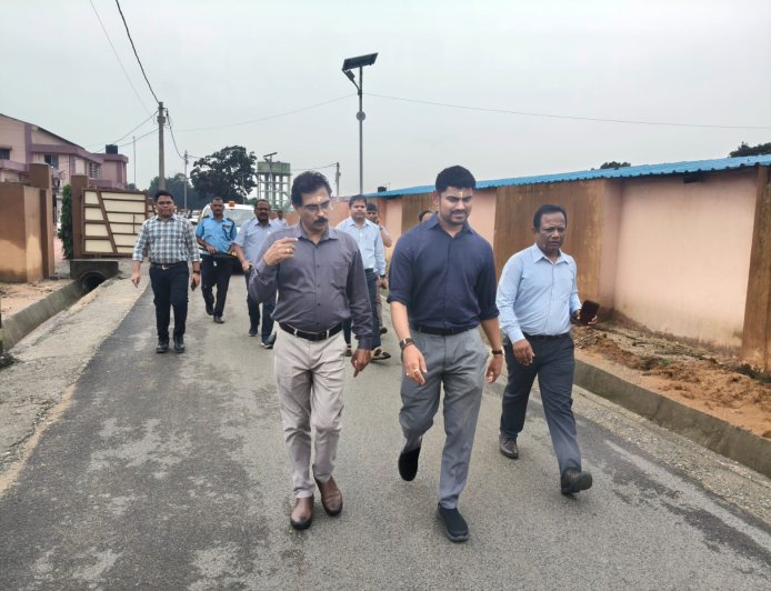 ଝାରସୁଗୁଡ଼ା ଏନ୍.ଟି.ଟି.ପି.ପି. ପ୍ରକଳ୍ପାଞ୍ଚଳରେ ଏନ୍.ଏଲ୍.ସି. ଇଣ୍ଡିଆ ଲିମିଟେଡ୍ ପକ୍ଷରୁ ସ୍ଥାୟୀ ଜୀବିକା ବିକାଶ କାର୍ଯ୍ୟକ୍ରମ; ତାଲିମପ୍ରାପ୍ତ ଯୁବତୀଙ୍କୁ ସିଲେଇ ମେସିନ୍ ବଣ୍ଟନ କଲେ ଜିଲ୍ଲାପାଳ