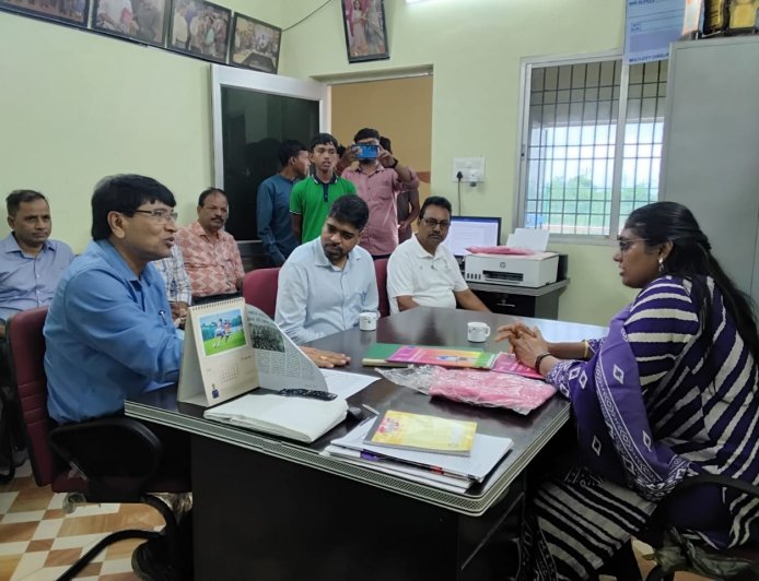 ଏନ୍.ଏଚ୍.ଏମ୍. ମିଶନ ନିର୍ଦ୍ଦେଶକଙ୍କ ଦୁଇ-ଦିନିଆ ଝାରସୁଗୁଡ଼ା ଗସ୍ତ;ଏଚ୍-କାଟାପାଲି ହକି ଷ୍ଟାଡିୟମ୍ ପରିଦର୍ଶନ ସହ କ୍ରୀଡ଼ା ଭିତ୍ତିଭୂମିର କଲେ ସମୀକ୍ଷା