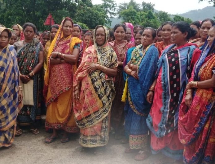 ସୋନପୁର ଗ୍ରାମରେ ଦୁଇଟି SHG ମହିଳା ସଂଘ ବେଆଇନ ବିଦେଶୀ ମହୁଲି ମଦ ବିକ୍ରି ବନ୍ଦ୍ ପାଇଁ ଅଣ୍ଟା ଭିଡ଼ିଲେ। ମହୁଲି ମଦ ଭାଟି ଭଙ୍ଗା ନହେଲେ ଦାରିଙ୍ଗବାଡ଼ି ଥାନା ଘେରାଉ କରିବୁ ବୋଲି ଚେତାବନୀ  ଗ୍ରାମବାସି