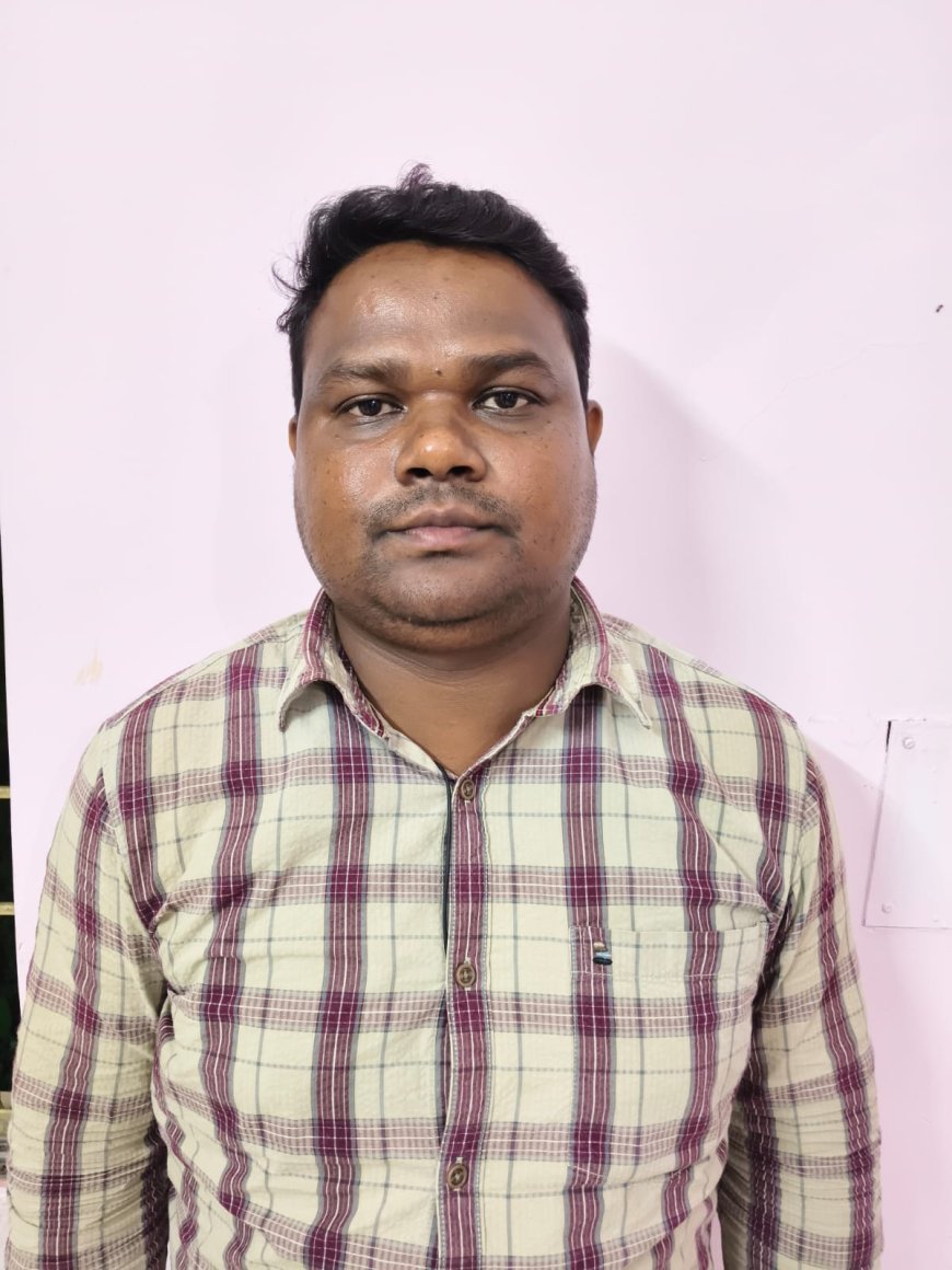 BADASAHI BLOCK JE OF MAYURBHANJ DISTRICT NABBED BY ODISHA VIGILANCE WHILE TAKING BRIBE RS 32,000/- FOR CLEARING FINAL BILL UNDER MGNREG SCHEME