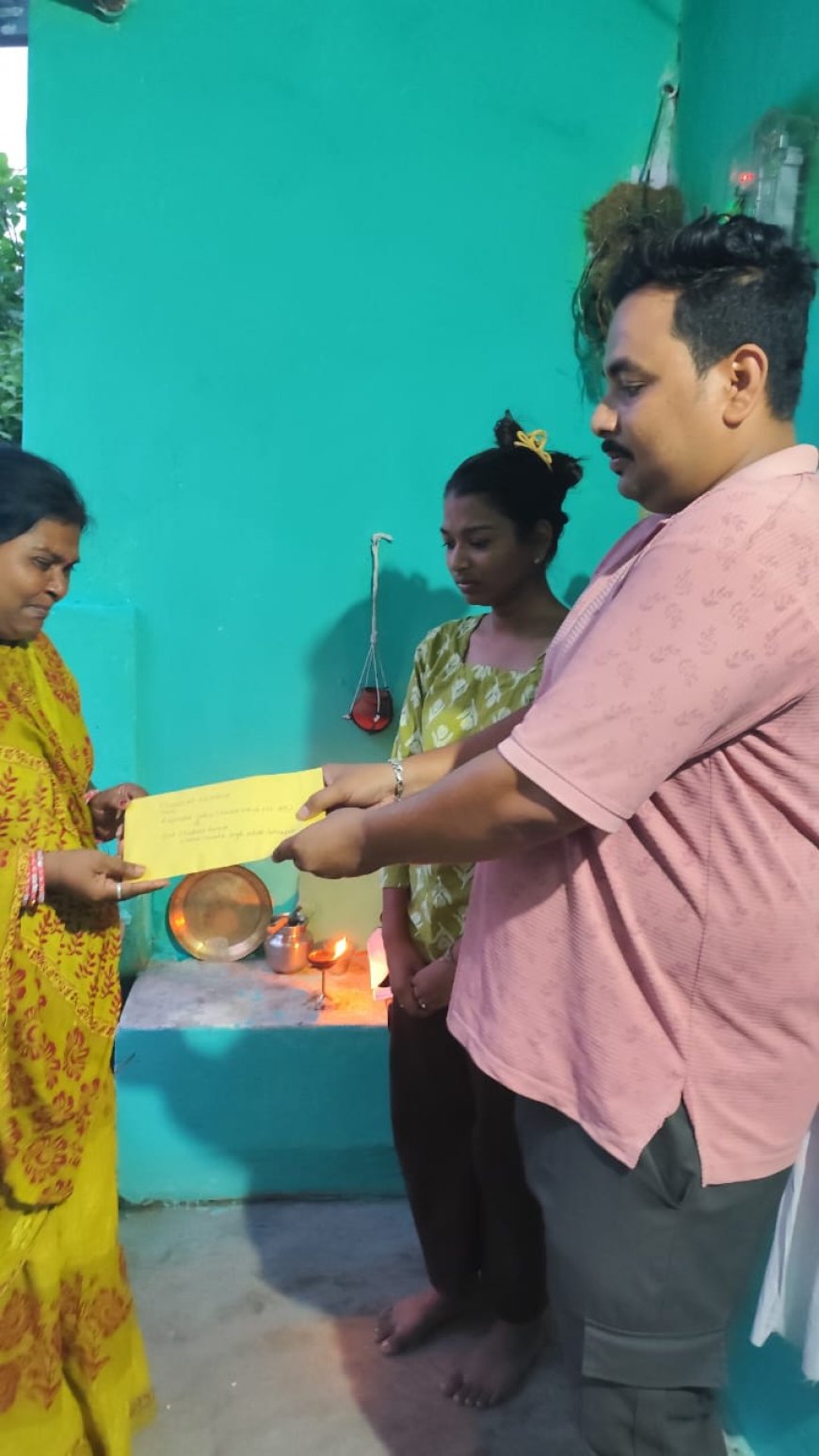 ମୃତ କର୍ମଚାରୀଙ୍କ ପରିବାରକୁ ଆର୍ଥିକ ସହଯୋଗର ହାତ ବଢ଼ାଇଲେ ପୁରାତନ ଛାତ୍ର