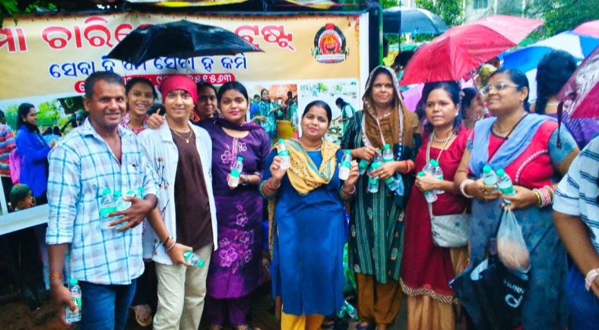 ଭୁବନେଶ୍ୱର : ମା ଚାରିଟେବୁଲ୍ ଟ୍ରଷ୍ଟ ପକ୍ଷରୁ ଭକ୍ତଙ୍କୁ ପାନୀୟଜଳ ବଣ୍ଟନ