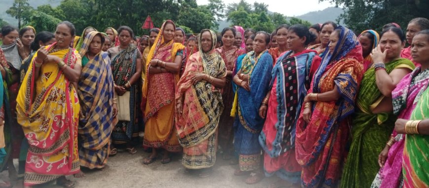 ସୋନପୁର ଗ୍ରାମରେ ଦୁଇଟି SHG ମହିଳା ସଂଘ ବେଆଇନ ବିଦେଶୀ ମହୁଲି ମଦ ବିକ୍ରି ବନ୍ଦ୍ ପାଇଁ ଅଣ୍ଟା ଭିଡ଼ିଲେ। ମହୁଲି ମଦ ଭାଟି ଭଙ୍ଗା ନହେଲେ ଦାରିଙ୍ଗବାଡ଼ି ଥାନା ଘେରାଉ କରିବୁ ବୋଲି ଚେତାବନୀ  ଗ୍ରାମବାସି