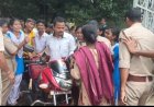 କାନ୍ଦ ବୋବାଳିରେ ଫାଟି ପଡିଲା ବିଦ୍ୟାଳୟ ( ଶିକ୍ଷକ ବଦଳି କୁ ବିରୋଧ):(ମଧ୍ୟାହ୍ନ ଭୋଜନ ରୁ ବଞ୍ଚିତ ଛାତ୍ର ଛାତ୍ରୀ)
