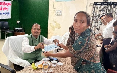 ଖଡ଼ିଆଳରେ ୮୬ ଅଭିଯୋଗ ଶୁଣିଲେ ଜିଲ୍ଲାପାଳ; ରେଡକ୍ରସ ପାଣ୍ଠିରୁ ୪ ଜଣଙ୍କୁ ସହାୟତା