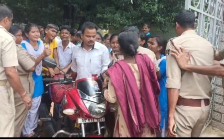 କାନ୍ଦ ବୋବାଳିରେ ଫାଟି ପଡିଲା ବିଦ୍ୟାଳୟ ( ଶିକ୍ଷକ ବଦଳି କୁ ବିରୋଧ):(ମଧ୍ୟାହ୍ନ ଭୋଜନ ରୁ ବଞ୍ଚିତ ଛାତ୍ର ଛାତ୍ରୀ)