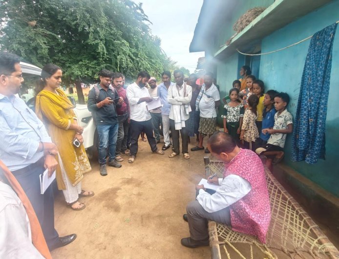 ବୋଡେନ ବ୍ଲକର ବନ୍ୟାପ୍ରଭାବିତ ଅଞ୍ଚଳ ପରିଦର୍ଶନ କଲେ ଜିଲ୍ଲାପାଳ କ୍ଷୟକ୍ଷତି ସର୍ଭେ, ରାସ୍ତା ମରାମତି ଓ ଜନସମସ୍ୟାର ତ୍ୱରିତ ସମାଧାନ ପାଇଁ ନିର୍ଦ୍ଦେଶ
