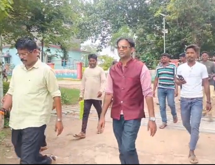ବର୍ଷ ବର୍ଷ ଧରି ଜଙ୍ଗଲ ଜମି ପଟ୍ଟା ନ ପାଇଥିବା ରୁ ଲକେ ହନ୍ତସନ୍ତ।  ପ୍ରଶ୍ନ କଲେ ଷ୍ଟାପ ନାହାନ୍ତି କହି ନିଜର ହାତ ଟେକି ଦେଉଛନ୍ତି ପ୍ରଶାସନିକ ଲୋକେ