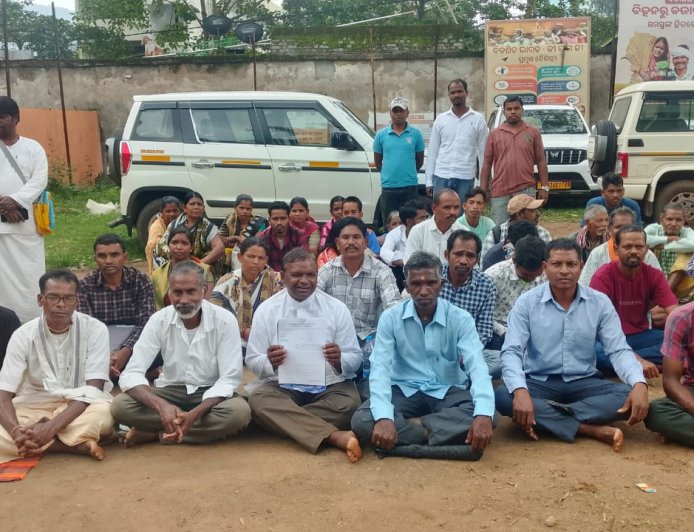 ୨୦୨୦ରୁ ପ୍ରସ୍ତାବ, ୨୦୨୬ରେ ବି ସ୍ଥାନ ନିର୍ଦ୍ଧାରଣ ହୋଇନି; ଜିଲ୍ଲାପାଳଙ୍କୁ ଶତାଧିକ ଅଞ୍ଚଳବାସୀଙ୍କ ଦାବିପତ୍ର:ସାରଙ୍ଗଡ଼ରେ ହିଁ ବିଦ୍ୟାଳୟ ନିର୍ମାଣ ଦାବି; ୧୫ ଦିନ ରେ ନିଷ୍ପତି ନହେଲେ  ଜନ ଆନ୍ଦୋଳନର ଚେତାବନୀ