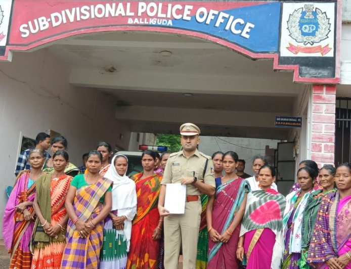 ବେଆଇନ ମହୁଲି ମଦ କାରବାର ବନ୍ଦ ଦାବିରେ ମହିଳା ସଂଘ SDPO ଙ୍କୁ ଦାବିପତ୍ର ଦେଇଛନ୍ତି :ମଦ ବନ୍ଧ ନ ହେଲେ ଆନ୍ଦୋଳନ ଚେତାବନି