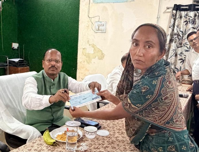 ଖଡ଼ିଆଳରେ ୮୬ ଅଭିଯୋଗ ଶୁଣିଲେ ଜିଲ୍ଲାପାଳ; ରେଡକ୍ରସ ପାଣ୍ଠିରୁ ୪ ଜଣଙ୍କୁ ସହାୟତା