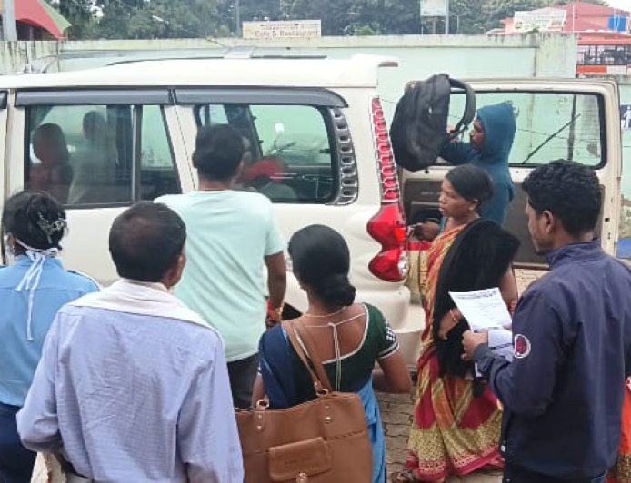 ଆମ୍ବୁଲାନ୍ସ ଅଭାବରେ ଦାରିଙ୍ଗବାଡ଼ି ଗୋଷ୍ଠୀ ସ୍ୱାସ୍ଥ୍ୟ କେନ୍ଦ୍ରରେ ଗରିବ ରୋଗୀ ହନ୍ତସନ୍ତ ଘରୋଇ ଗାଡ଼ି ଭରସାରେ ରୋଗୀ, ୪ ଘଣ୍ଟା ଅପେକ୍ଷା ପରେ ବି ମିଳିଲାନି ଆମ୍ବୁଲାନ୍ସ।