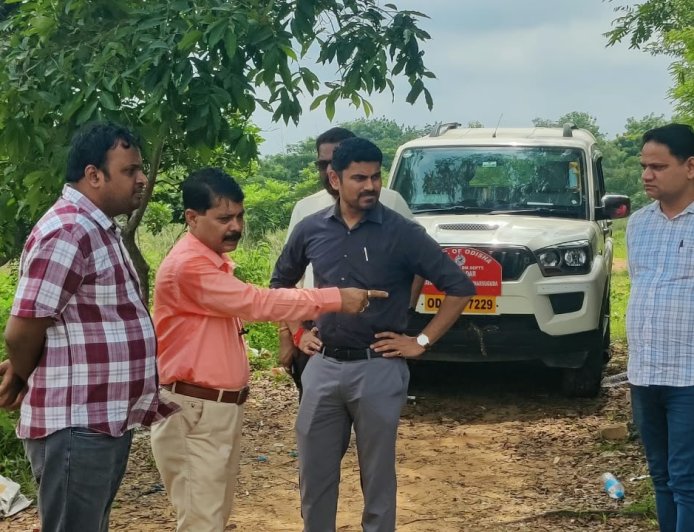 ବ୍ରଜରାଜନଗରରେ ସୁଲଭ ଆବାସ ଯୋଜନା ନିମନ୍ତେ ହିତାଧିକାରୀଙ୍କ ଜମି ଚିହ୍ନଟ ସ୍ଥଳ ପରିଦର୍ଶନ କଲେ ଜିଲ୍ଲାପାଳ