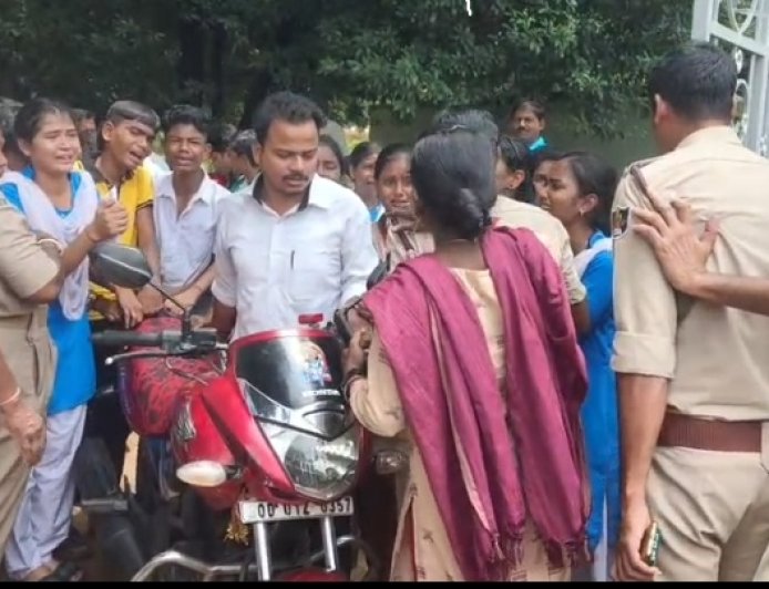 କାନ୍ଦ ବୋବାଳିରେ ଫାଟି ପଡିଲା ବିଦ୍ୟାଳୟ ( ଶିକ୍ଷକ ବଦଳି କୁ ବିରୋଧ):(ମଧ୍ୟାହ୍ନ ଭୋଜନ ରୁ ବଞ୍ଚିତ ଛାତ୍ର ଛାତ୍ରୀ)