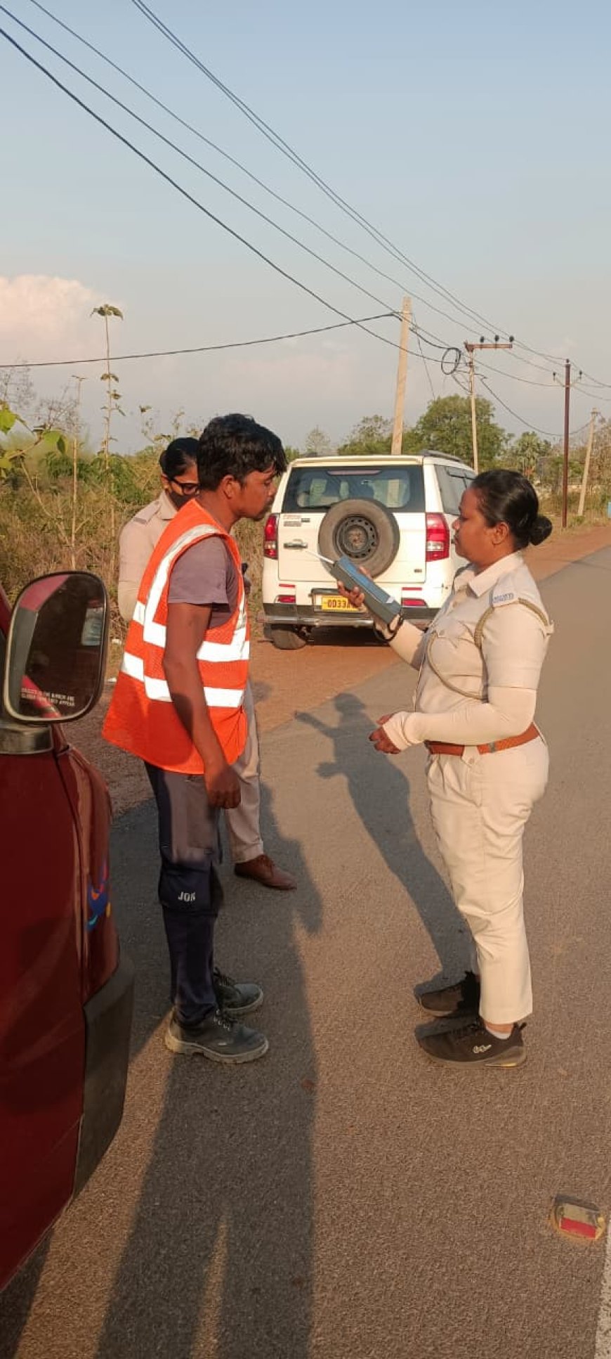 ଝାରସୁଗୁଡ଼ାରେ ଟ୍ରାଫିକ ନିୟମ କଡ଼ାକଡ଼ି; ୭୦ଟି ଗାଡ଼ିର ଚାଲାଣ କାଟିଲା ଆଞ୍ଚଳିକ ପରିବହନ ବିଭାଗ