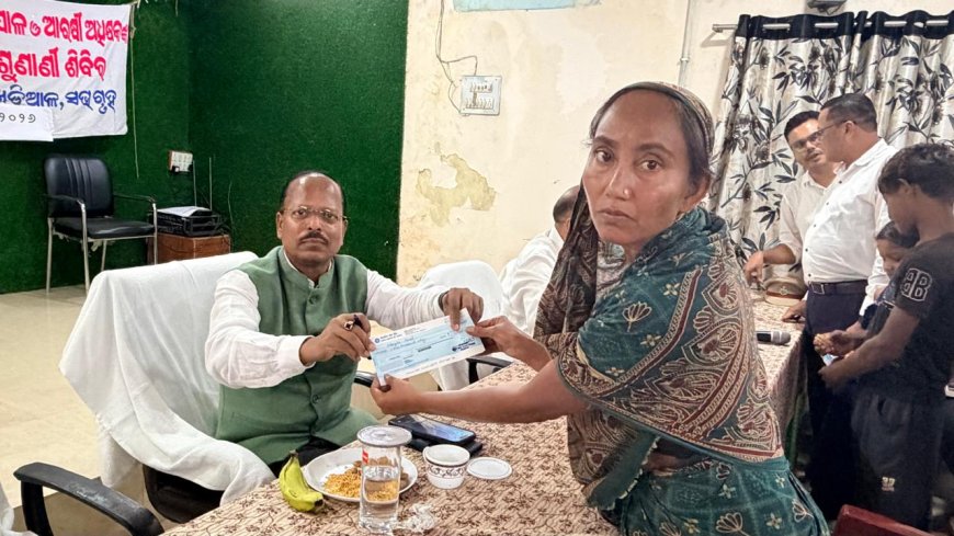 ଖଡ଼ିଆଳରେ ୮୬ ଅଭିଯୋଗ ଶୁଣିଲେ ଜିଲ୍ଲାପାଳ; ରେଡକ୍ରସ ପାଣ୍ଠିରୁ ୪ ଜଣଙ୍କୁ ସହାୟତା
