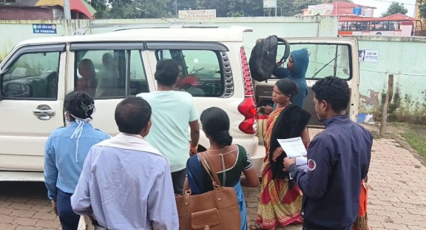 ଆମ୍ବୁଲାନ୍ସ ଅଭାବରେ ଦାରିଙ୍ଗବାଡ଼ି ଗୋଷ୍ଠୀ ସ୍ୱାସ୍ଥ୍ୟ କେନ୍ଦ୍ରରେ ଗରିବ ରୋଗୀ ହନ୍ତସନ୍ତ ଘରୋଇ ଗାଡ଼ି ଭରସାରେ ରୋଗୀ, ୪ ଘଣ୍ଟା ଅପେକ୍ଷା ପରେ ବି ମିଳିଲାନି ଆମ୍ବୁଲାନ୍ସ।