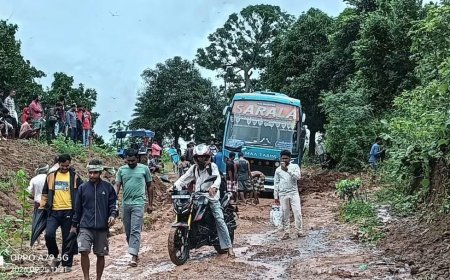 ଅସମ୍ପୂର୍ଣ୍ଣ ଗଦାକୁଟି ଶଙ୍ଖ ନିର୍ମାଣ ଯୋଗୁଁ ଯାତାୟାତ ଠପ୍; କାଦୁଅରେ ଫସିଲା ‘ସାରଳା’ ବସ୍, ଦୁର୍ଦ୍ଦଶାରେ ରାଇକିଆ-ଦାରିଙ୍ଗାବାଡ଼ି ବାସିନ୍ଦା