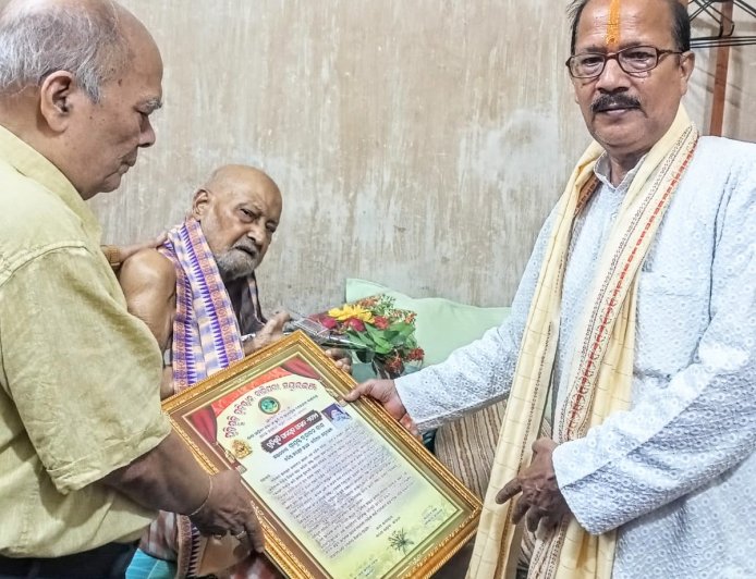 କୁଡୁମୀ ସମ୍ପ୍ରଦାୟର ଦେଶ କରମ ପରବ ପାଇଁ ପ୍ରସ୍ତୁତି ଚୂଡାନ୍ତ ଚିଙ୍ଗୁଡ଼ି ପୋଖରୀଠାରେ ୭ ଦିନ ଧରି ପାଳିତ ହେବ ଦେଶ କରମ ପରବ ଓଡ଼ିଶା ସମେତ ବିଭିନ୍ନ ରାଜ୍ୟର ହଜାର ହଜାର କୁଡୁମୀ ଯୋଗଦେବେ