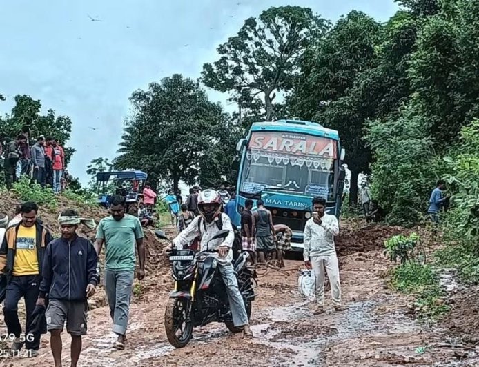 ଅସମ୍ପୂର୍ଣ୍ଣ ଗଦାକୁଟି ଶଙ୍ଖ ନିର୍ମାଣ ଯୋଗୁଁ ଯାତାୟାତ ଠପ୍; କାଦୁଅରେ ଫସିଲା ‘ସାରଳା’ ବସ୍, ଦୁର୍ଦ୍ଦଶାରେ ରାଇକିଆ-ଦାରିଙ୍ଗାବାଡ଼ି ବାସିନ୍ଦା