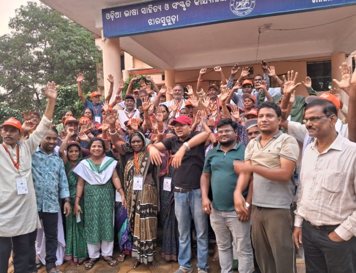 ଅଯୋଧ୍ୟା ଓ ବାରାଣସୀ ତୀର୍ଥଯାତ୍ରା ସାରି ଝାରସୁଗୁଡ଼ା ଫେରିଲେ ୫୦ ଜଣ ବରିଷ୍ଠ ନାଗରିକ