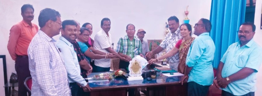 ଜିଲ୍ଲା ପ୍ରାଥମିକ ଶିକ୍ଷକ ସଂଘର ନୂତନ କର୍ମକର୍ତ୍ତାଙ୍କ ଜିଲ୍ଲା ଶିକ୍ଷା ଅଧିକାରୀଙ୍କୁ ଦାବୀ ପତ୍ର ପ୍ରଦାନ