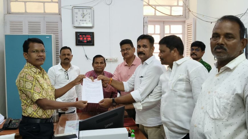 ପିଆରଏମ ମେଡିକାଲ ର ବିଭିନ୍ନ ସମସ୍ୟା ର ସମାଧାନ ପାଇଁ ଜିଲ୍ଲପାଳ ଙ୍କୁ ଦାବିପତ୍ର