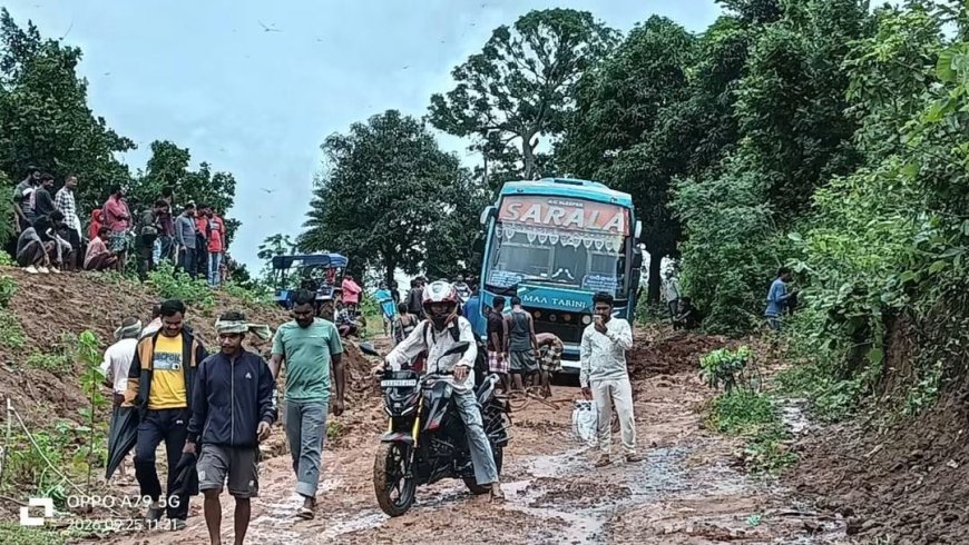 ଅସମ୍ପୂର୍ଣ୍ଣ ଗଦାକୁଟି ଶଙ୍ଖ ନିର୍ମାଣ ଯୋଗୁଁ ଯାତାୟାତ ଠପ୍; କାଦୁଅରେ ଫସିଲା ‘ସାରଳା’ ବସ୍, ଦୁର୍ଦ୍ଦଶାରେ ରାଇକିଆ-ଦାରିଙ୍ଗାବାଡ଼ି ବାସିନ୍ଦା
