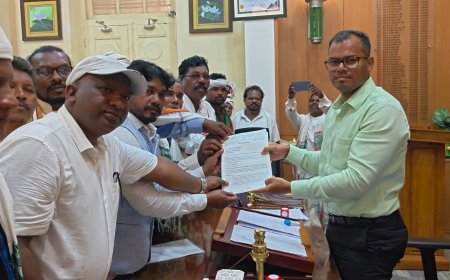 ଆଦିବାସୀଙ୍କ ବିଭିନ୍ନ ମୌଳିକ ଦାବି ନେଇ ମୁଖ୍ୟମନ୍ତ୍ରୀଙ୍କ ଉଦ୍ଦେଶ୍ୟରେ ଆସେକା ପକ୍ଷରୁ ସ୍ମାରକପତ୍ର ପ୍ରଦାନ।