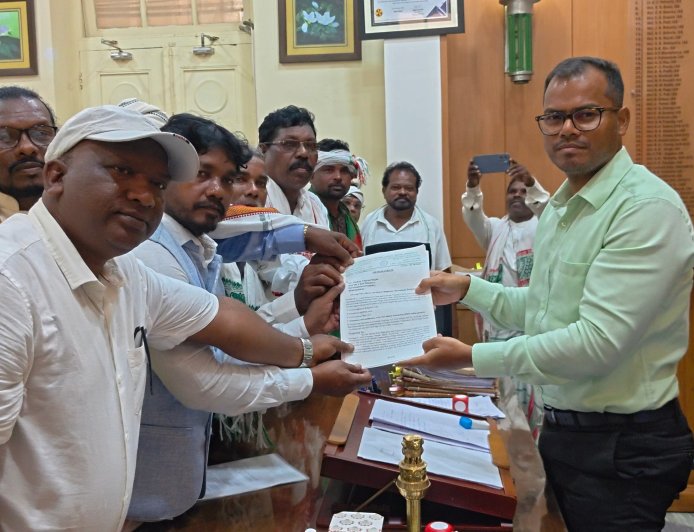 ଆଦିବାସୀଙ୍କ ବିଭିନ୍ନ ମୌଳିକ ଦାବି ନେଇ ମୁଖ୍ୟମନ୍ତ୍ରୀଙ୍କ ଉଦ୍ଦେଶ୍ୟରେ ଆସେକା ପକ୍ଷରୁ ସ୍ମାରକପତ୍ର ପ୍ରଦାନ।