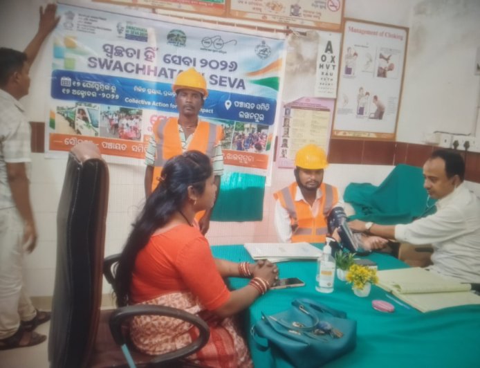 ଝାରସୁଗୁଡ଼ା ଜିଲ୍ଲାରେ 'ସ୍ୱଚ୍ଛତା ହିଁ ସେବା' ଅଭିଯାନ; ସମସ୍ତ ବ୍ଲକରେ ସଫେଇ ମିତ୍ରଙ୍କ ସ୍ୱାସ୍ଥ୍ୟ ପରୀକ୍ଷା ଓ ପିପିଇ କିଟ୍ ବଣ୍ଟନ