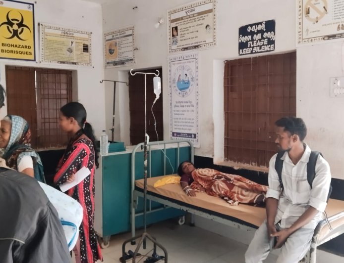 ଲଗାଣ ବର୍ଷାରେ ବ୍ରାହ୍ମଣୀଗାଁ ସ୍ବାସ୍ଥ୍ୟକେନ୍ଦ୍ର ଛାତ ଫାଟି ଆଁ କଲାଣି ଗଳୁଛି ପାଣି