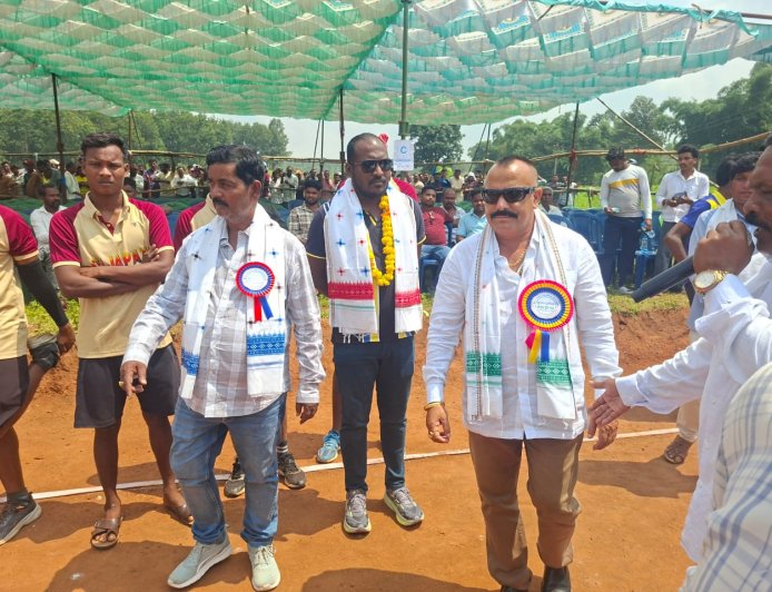 ଦାରିଙ୍ଗବାଡିରେ ଭଲିବଲ ମହାଲଢ଼େଇ ଗଜପତି-କନ୍ଧମାଳ ମଧ୍ୟରେ ରୋମାଞ୍ଚକର ଟକ୍କର, ଦର୍ଶକଙ୍କ ଜମିଲା ଭିଡ଼
