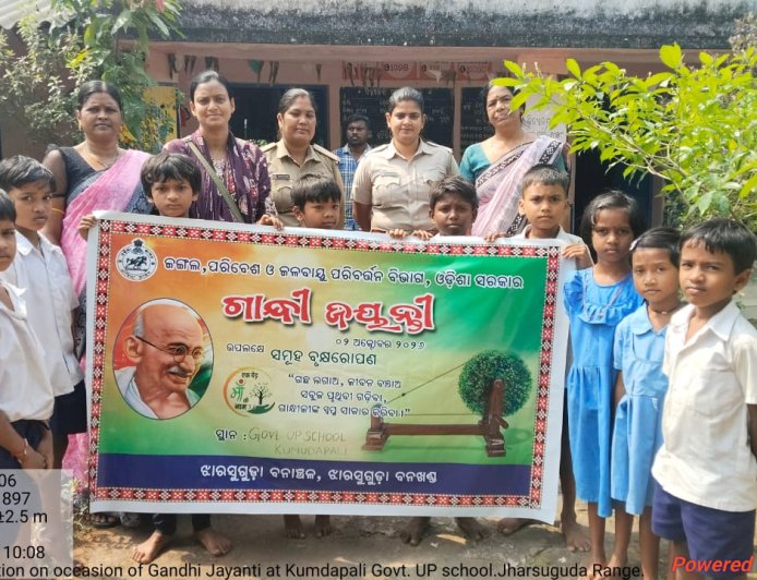 ଗାନ୍ଧୀ ଜୟନ୍ତୀରେ ଝାରସୁଗୁଡ଼ା ବନ ବିଭାଗ ପକ୍ଷରୁ ବ୍ୟାପକ ବୃକ୍ଷରୋପଣ:ଏକ ପେଡ୍ ମାଁ କେ ନାମ' ଅଭିଯାନରେ ସାମିଲ ହେଲେ ଛାତ୍ରଛାତ୍ରୀ ଓ ଗ୍ରାମବାସୀ